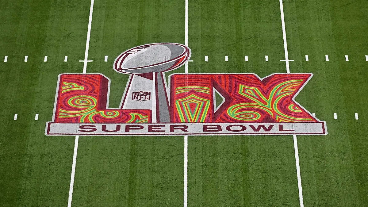 Cancha de futbol americano con el logo del Super Bowl